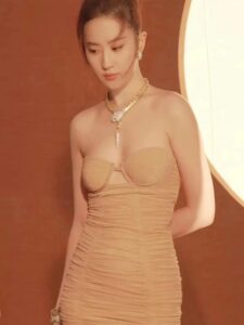 Lưu Diệt Phi Sexy Với Váy Bó Sát Để Lộ Vòng 1